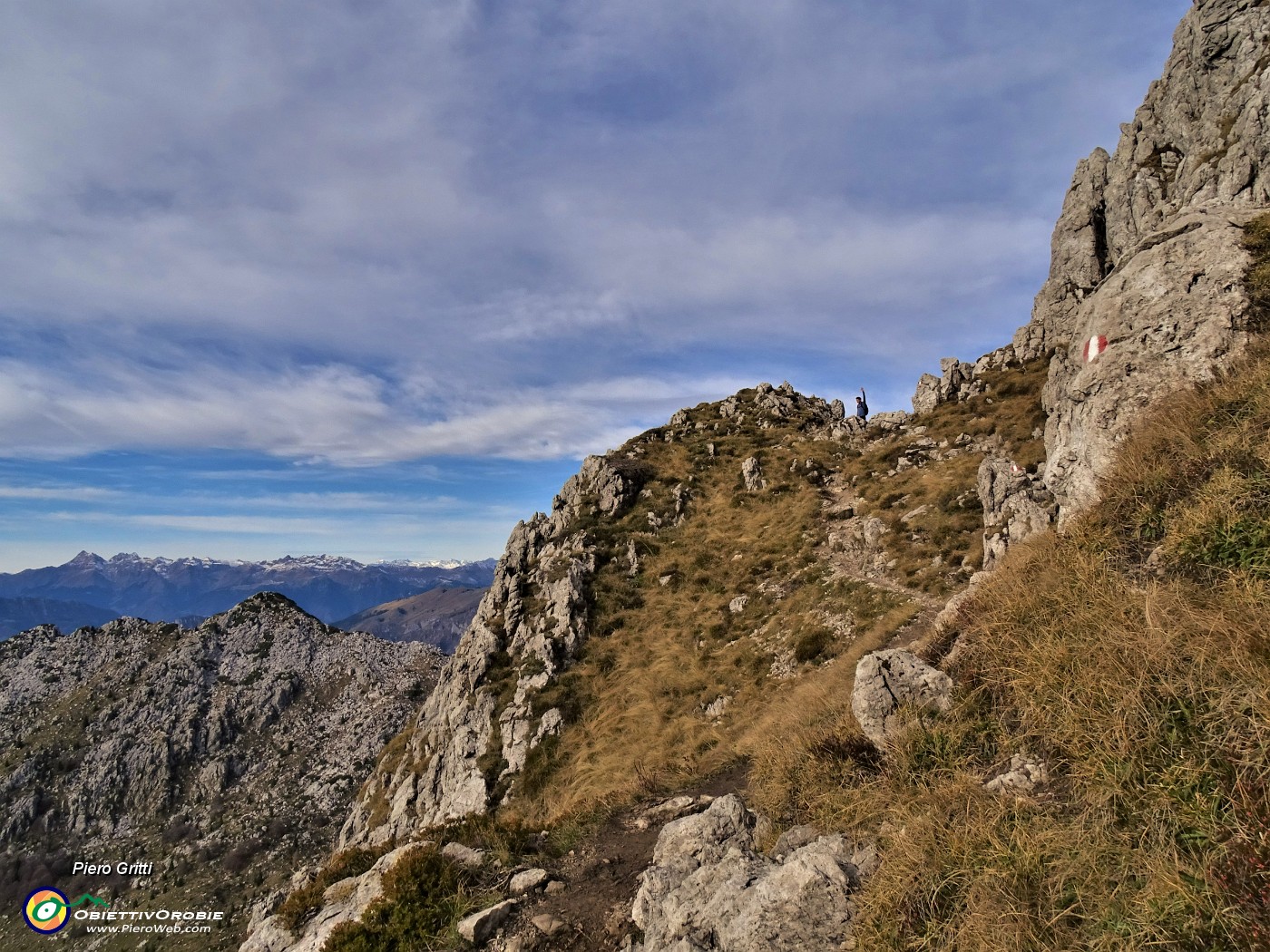 55 Scendiamo al Passo la Forca sul tormentato sentiero 501.JPG